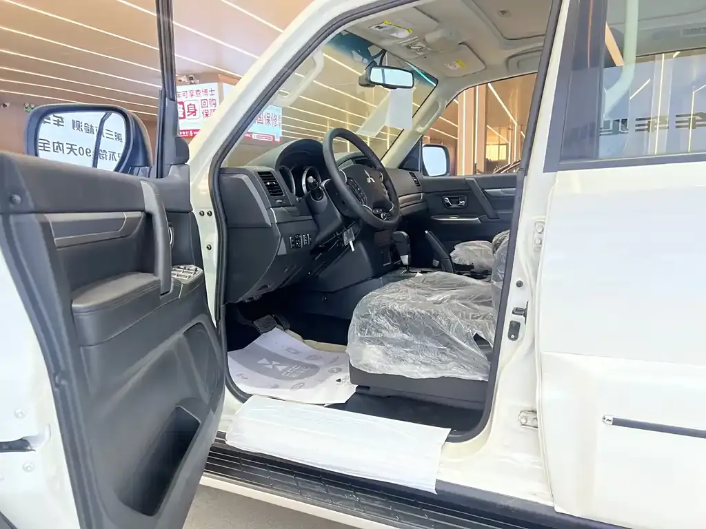 Mitsubishi Pajero (Import) — фото 8