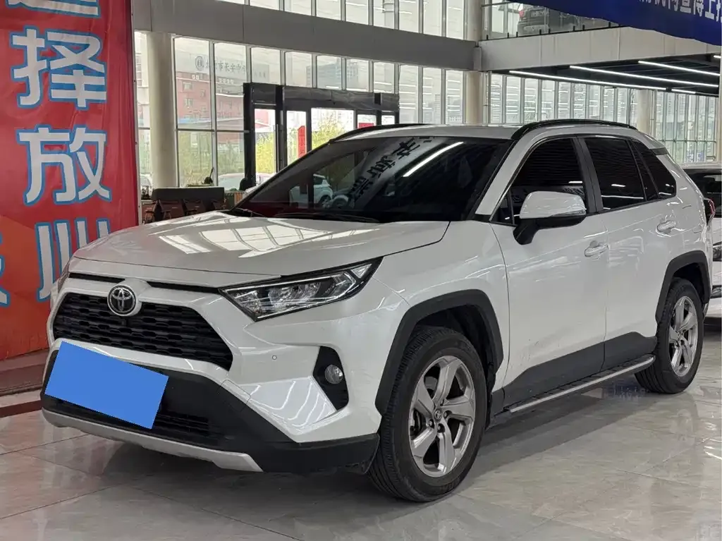 Toyota RAV4 — фото 1