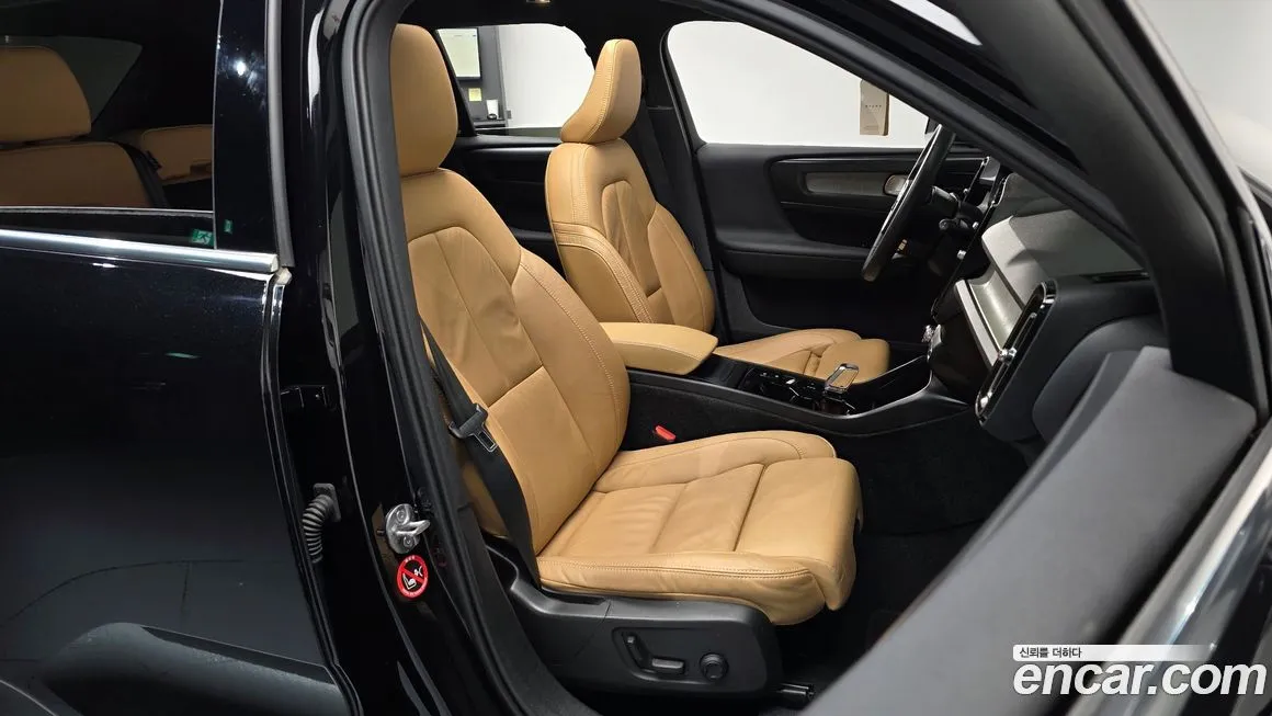 Volvo XC40 — фото 10