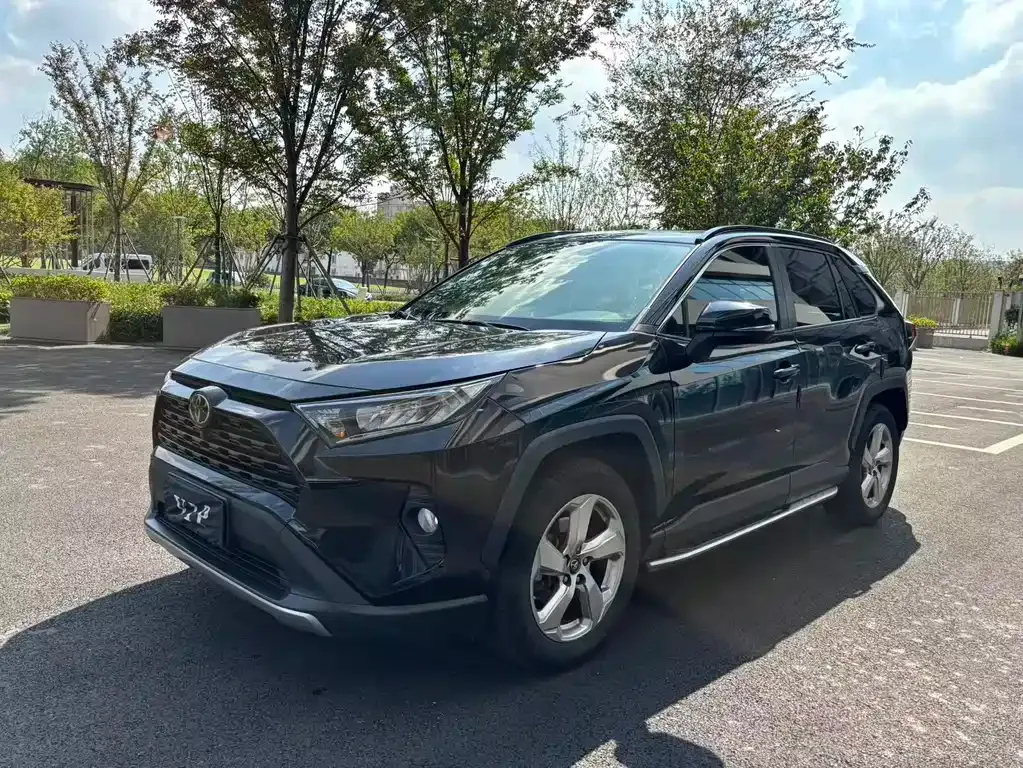 Toyota RAV4 — фото 1