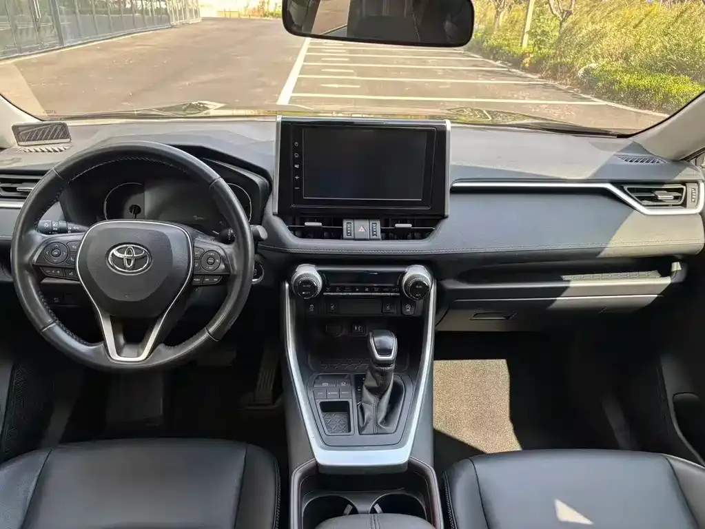 Toyota RAV4 — фото 4