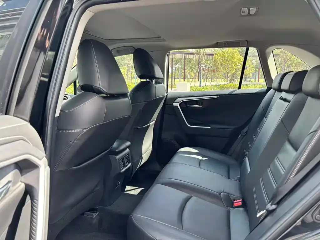 Toyota RAV4 — фото 6