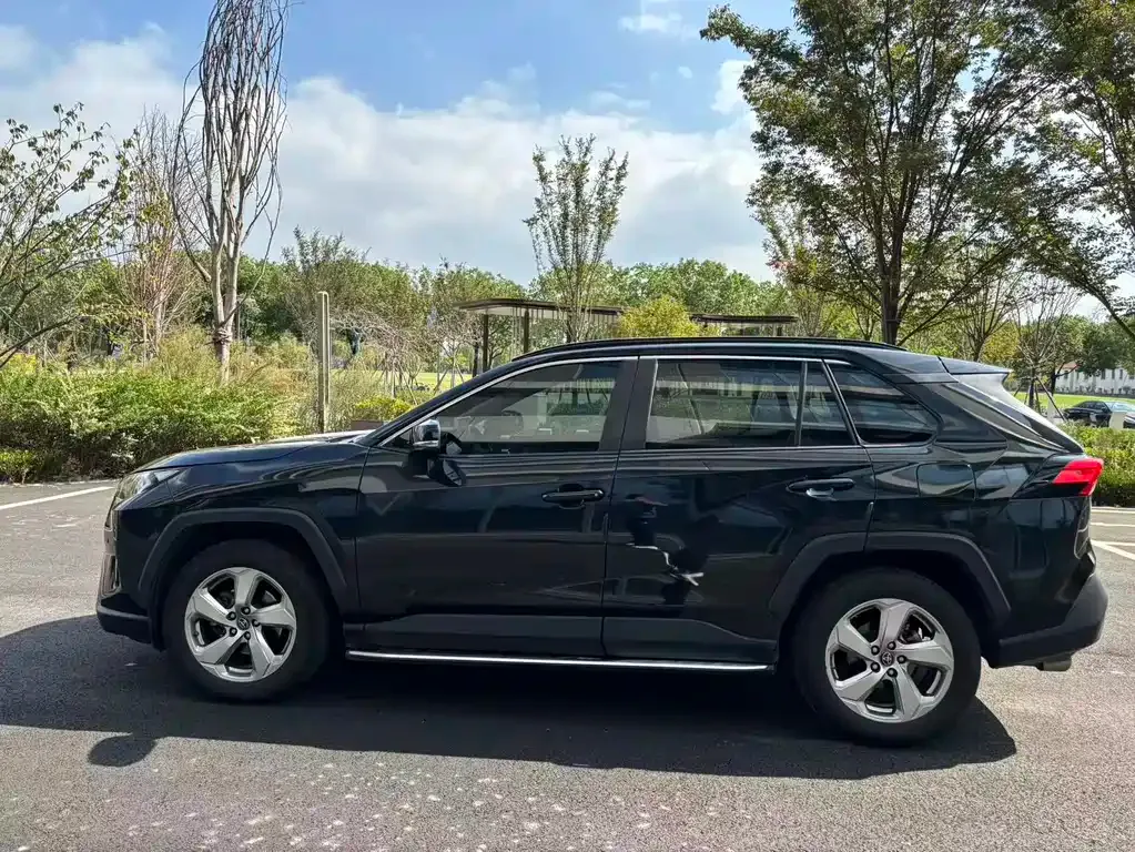 Toyota RAV4 — фото 7