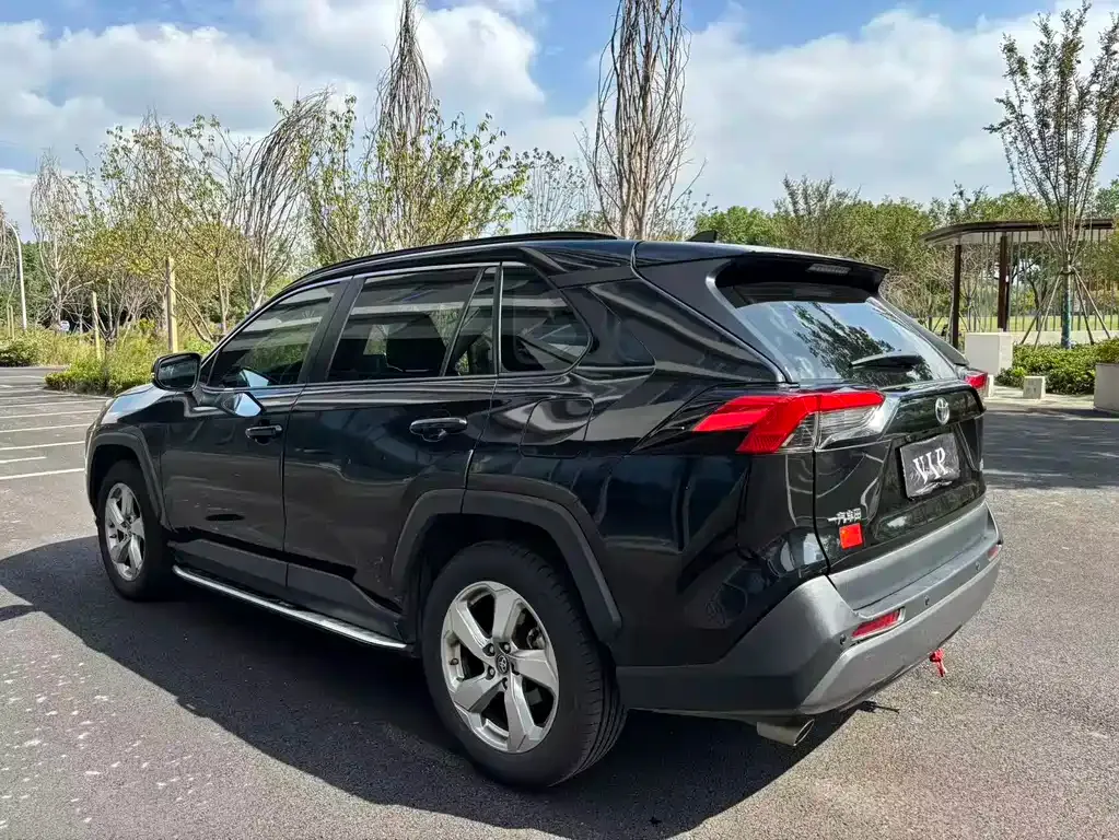 Toyota RAV4 — фото 8