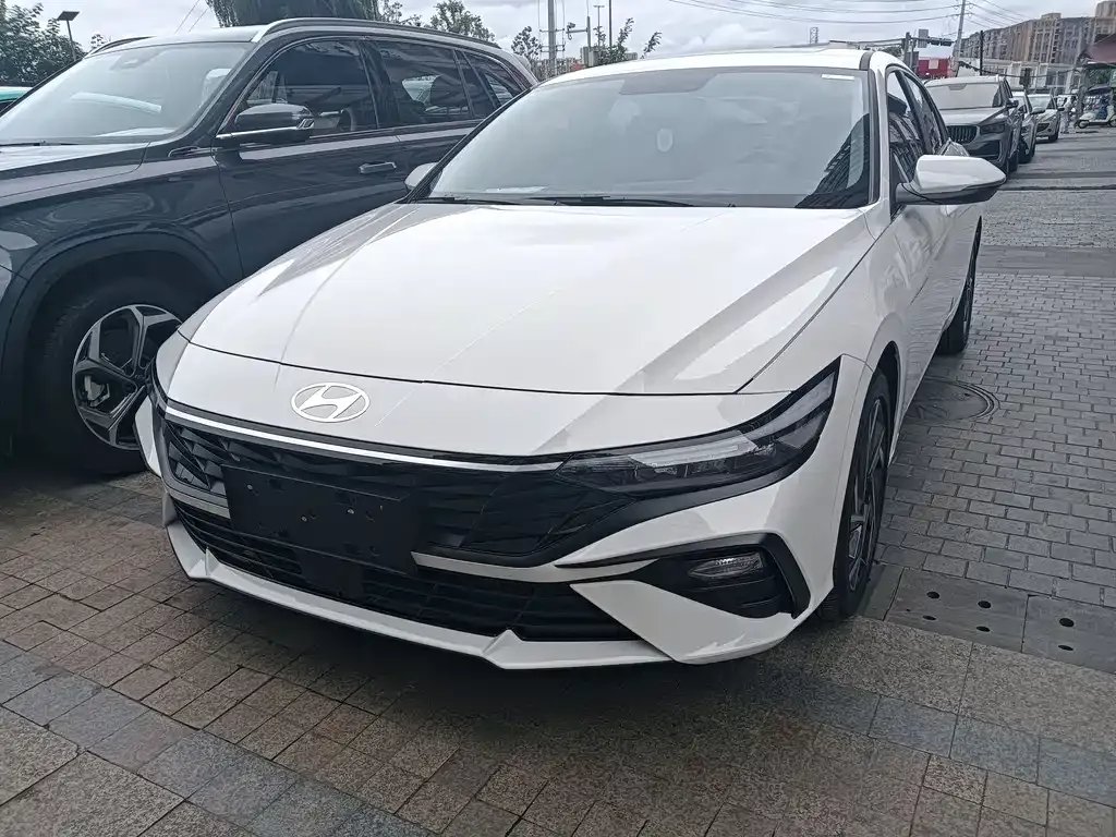 Hyundai Elantra — фото 1