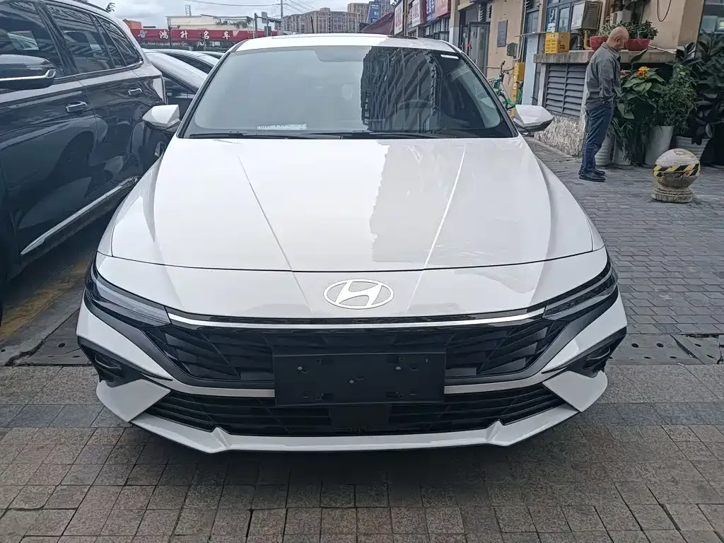 Hyundai Elantra — фото 2