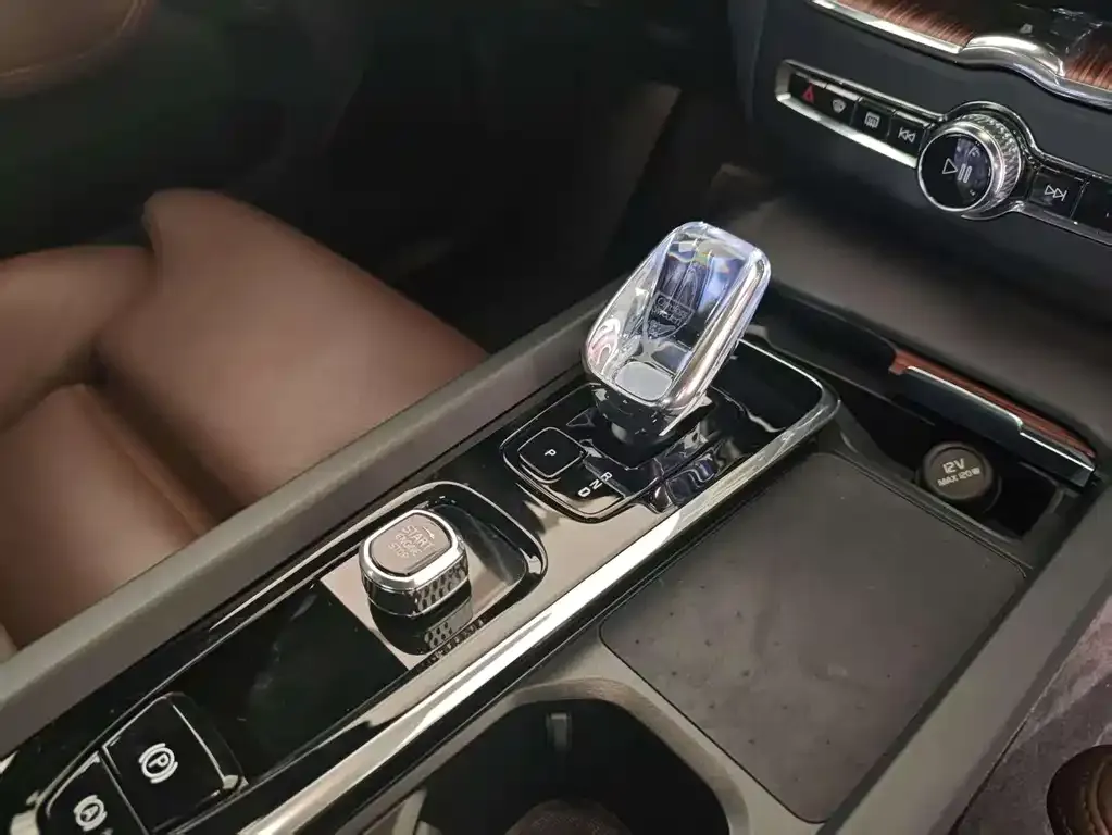 Volvo XC60 — фото 10