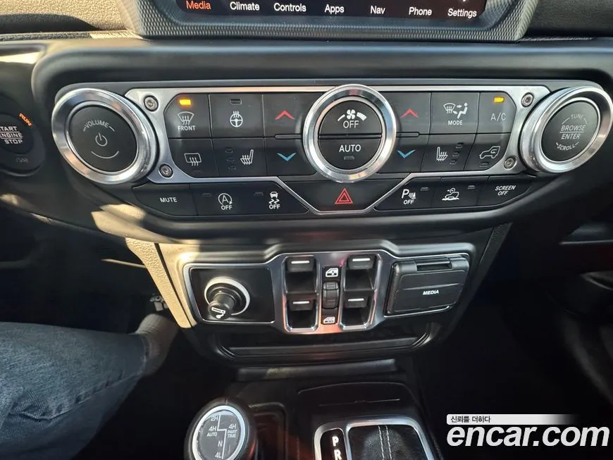 Jeep Wrangler — фото 10