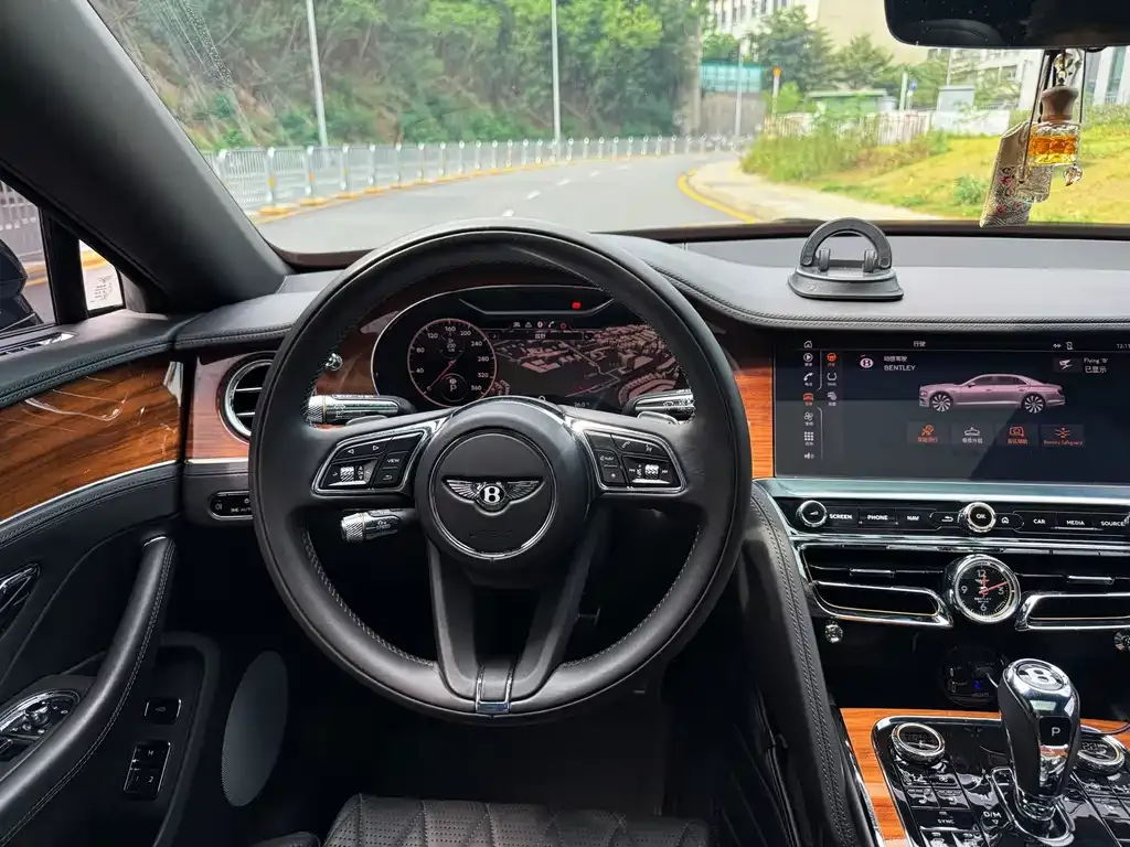 Bentley Flying Spur — фото 10