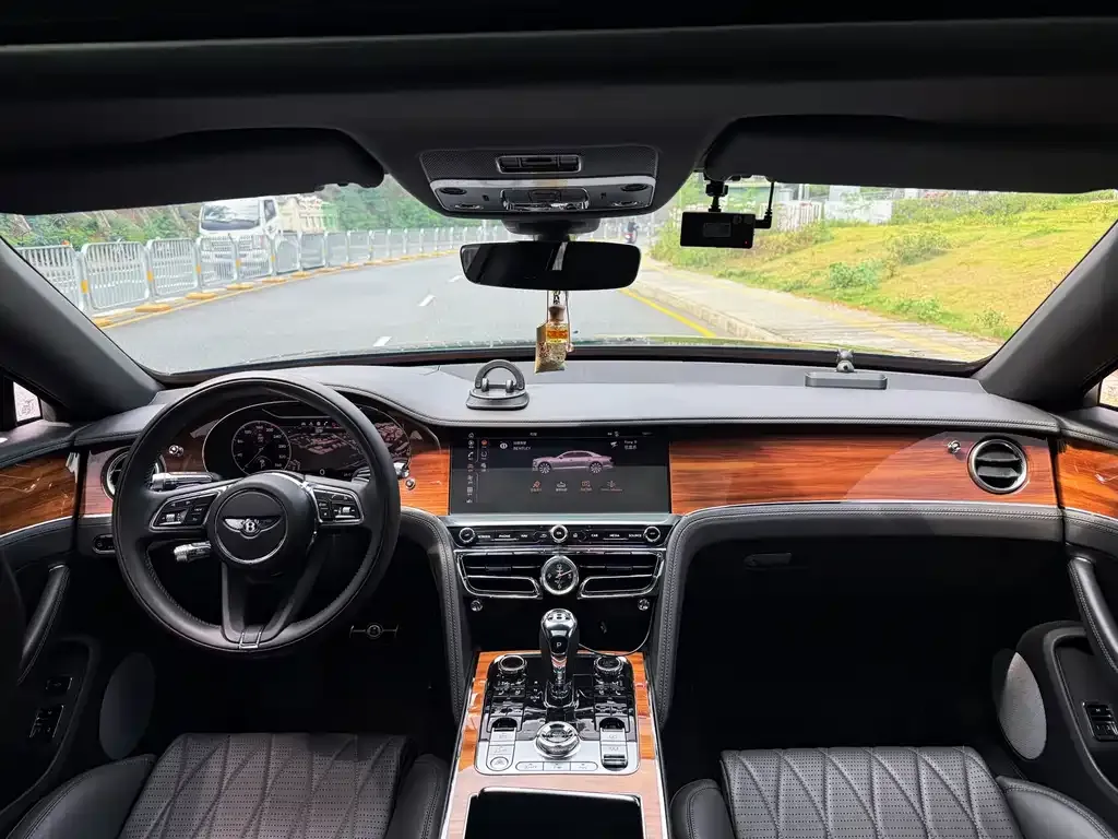 Bentley Flying Spur — фото 9