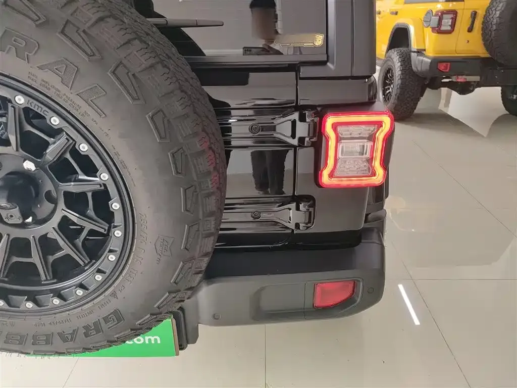 Jeep Wrangler — фото 8