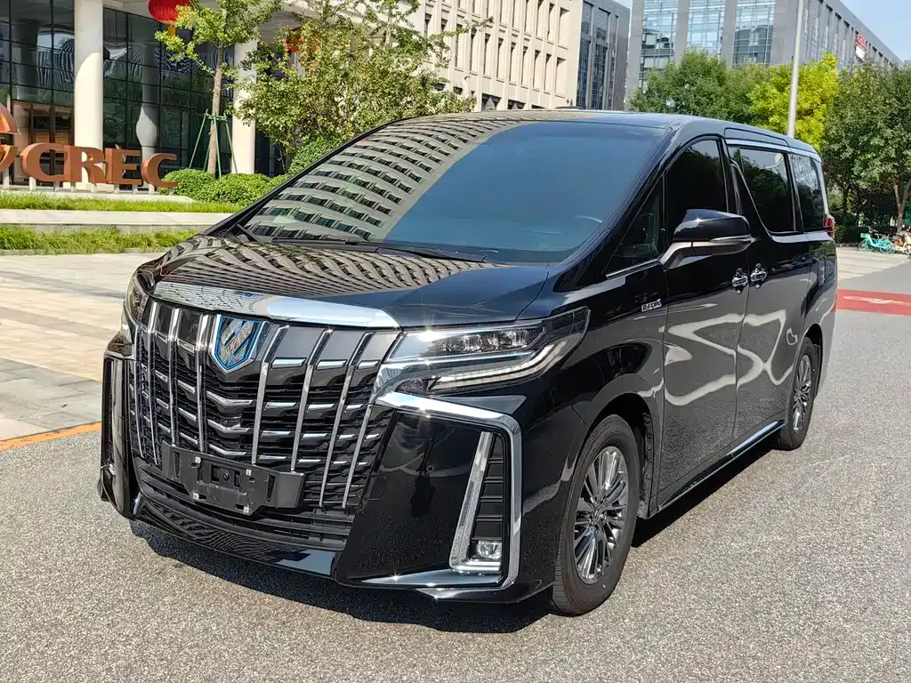 Toyota Alphard — фото 1