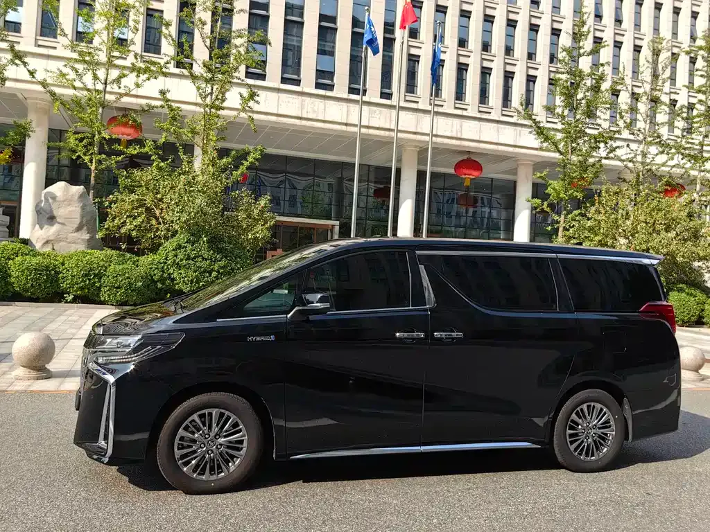 Toyota Alphard — фото 2