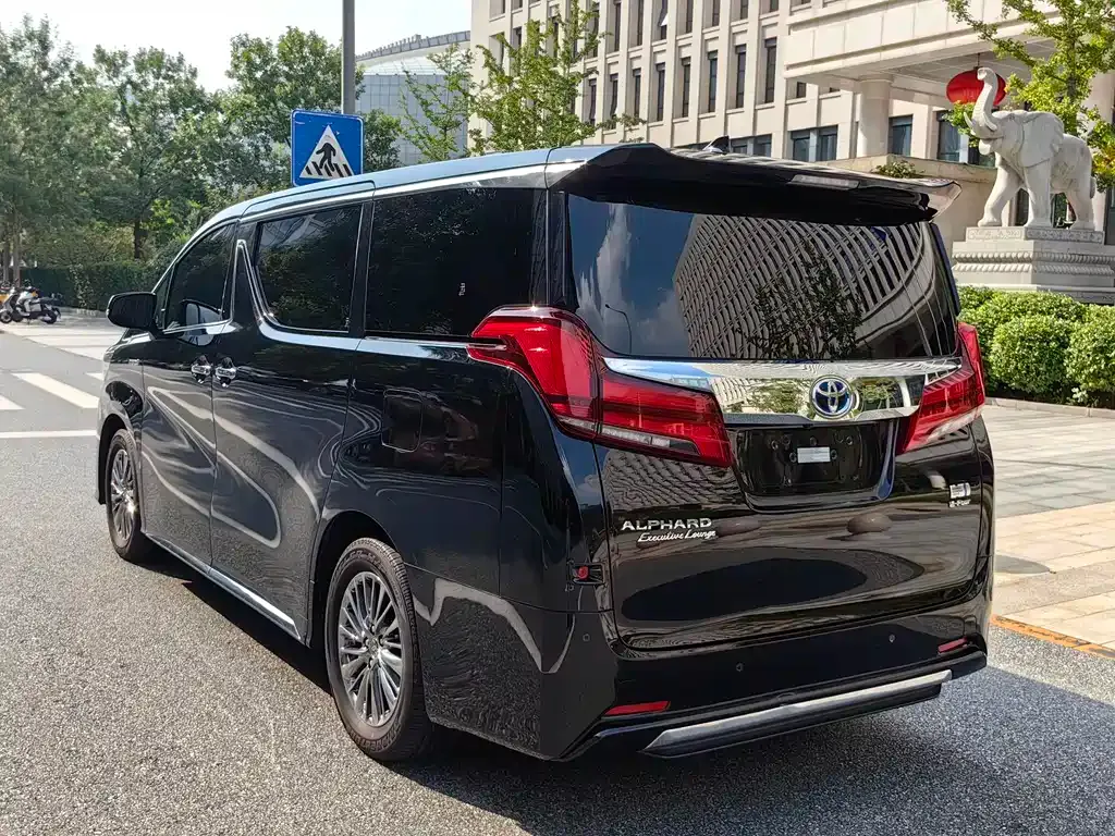Toyota Alphard — фото 3