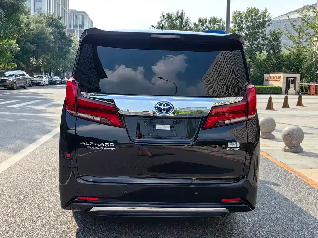 Toyota Alphard — фото 4