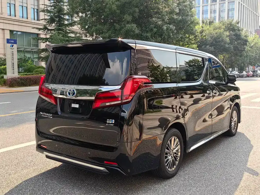 Toyota Alphard — фото 5