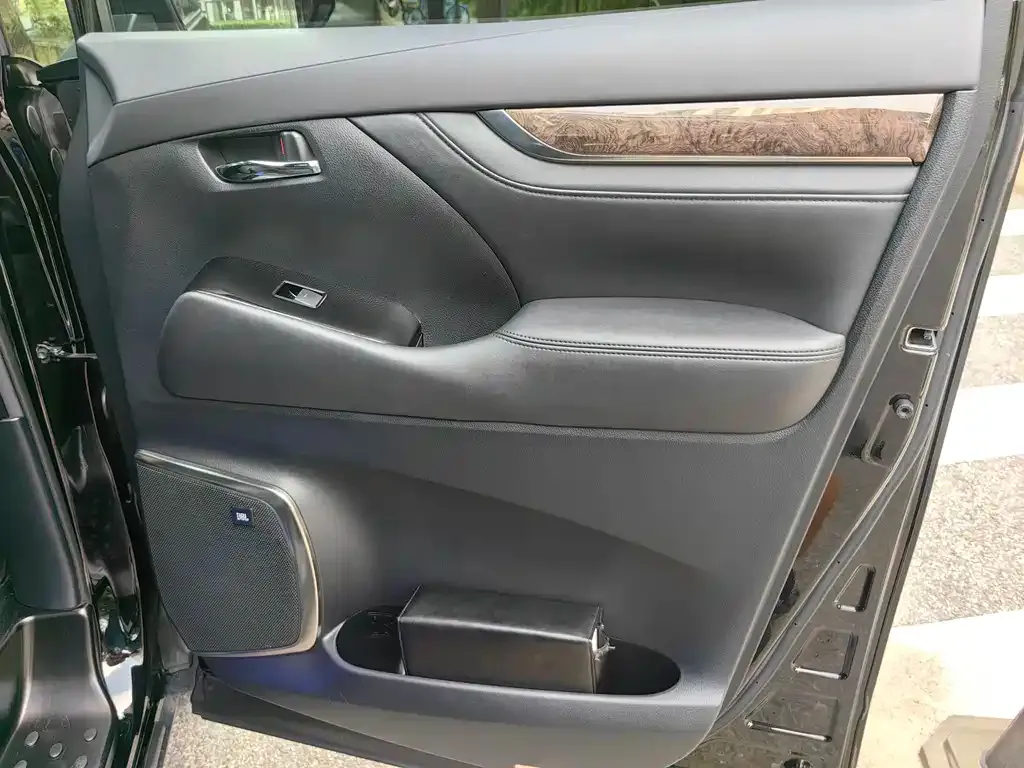 Toyota Alphard — фото 9