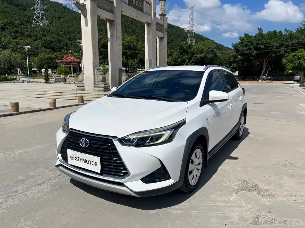 Toyota Yaris L — фото 1