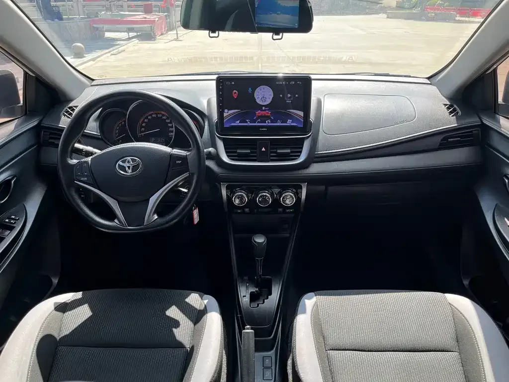 Toyota Yaris L — фото 4