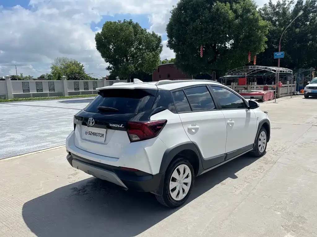 Toyota Yaris L — фото 7