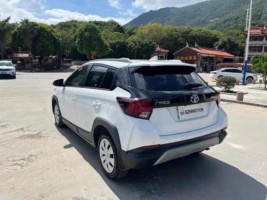 Toyota Yaris L — фото 9