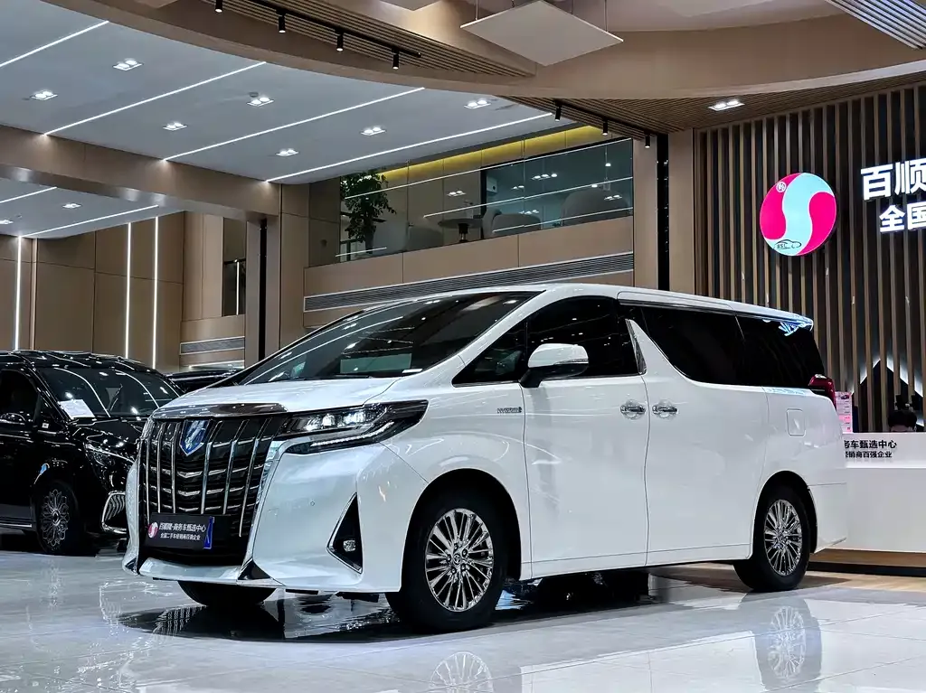 Toyota Alphard — фото 1