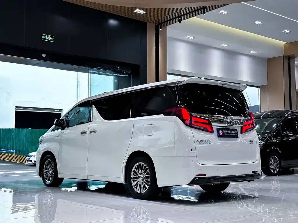 Toyota Alphard — фото 4