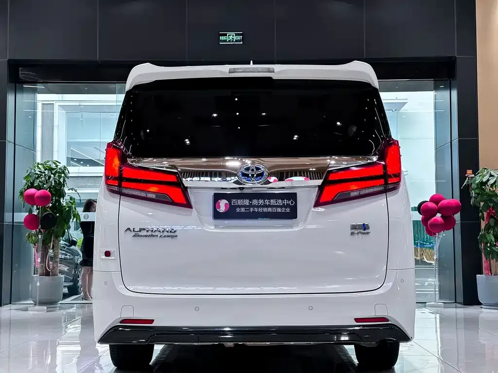 Toyota Alphard — фото 5