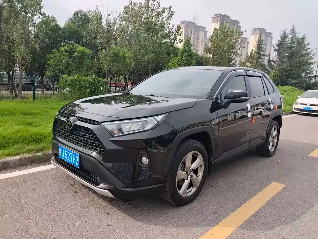 Toyota RAV4 — фото 1