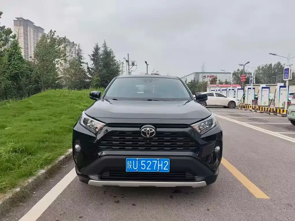 Toyota RAV4 — фото 2