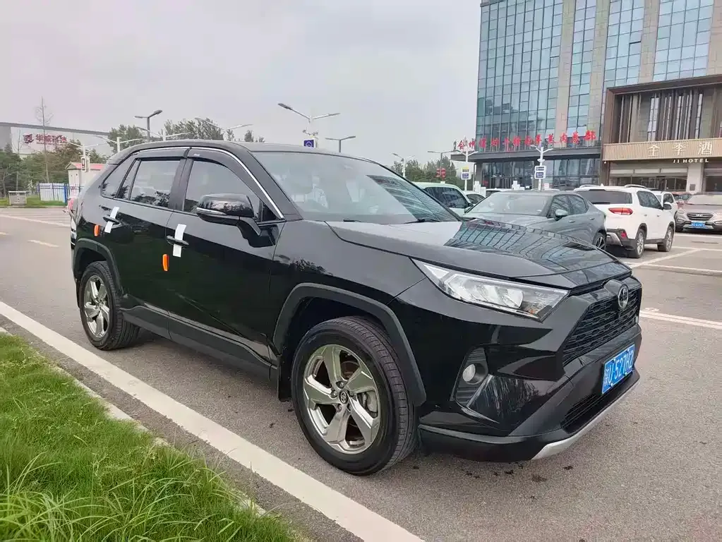 Toyota RAV4 — фото 3