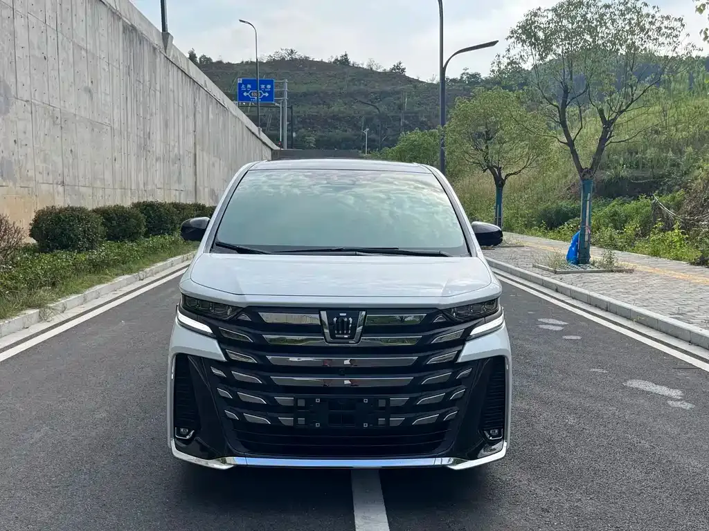 Toyota Vellfire — фото 1