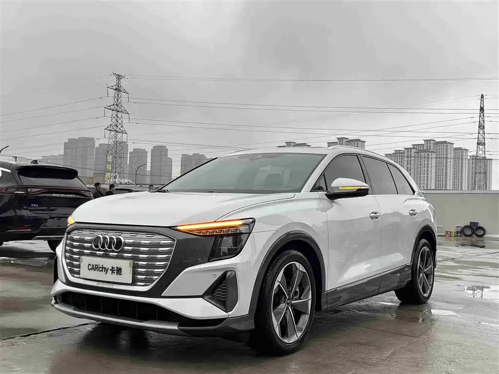 Audi Q5 e-tron — фото 1