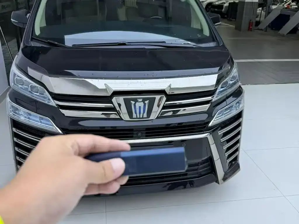 Toyota Vellfire — фото 1