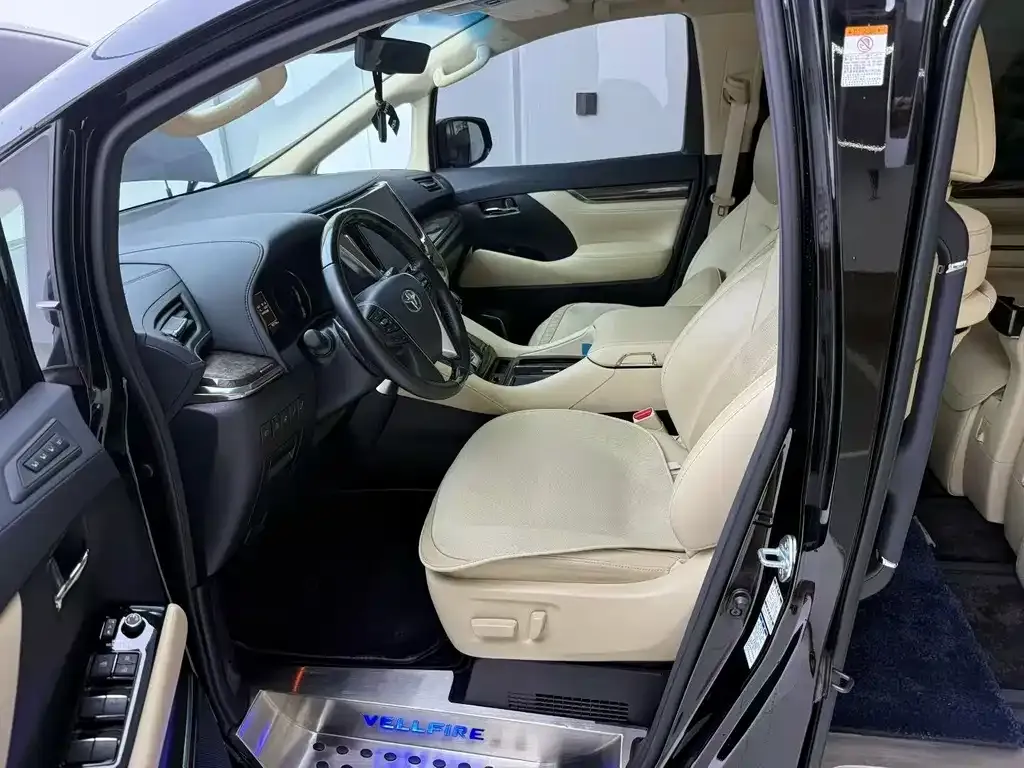 Toyota Vellfire — фото 3