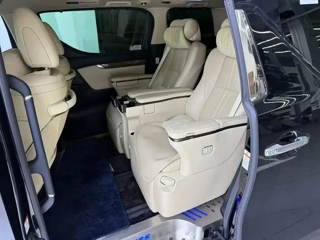 Toyota Vellfire — фото 4