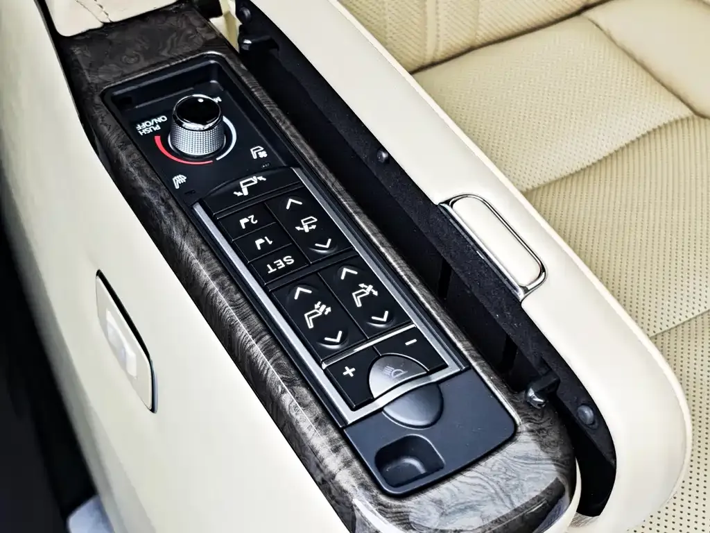 Toyota Alphard — фото 9