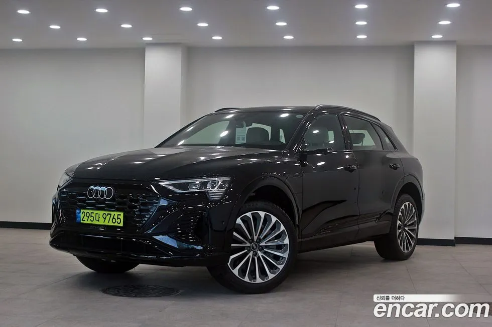 Audi Q8 e-tron — фото 1