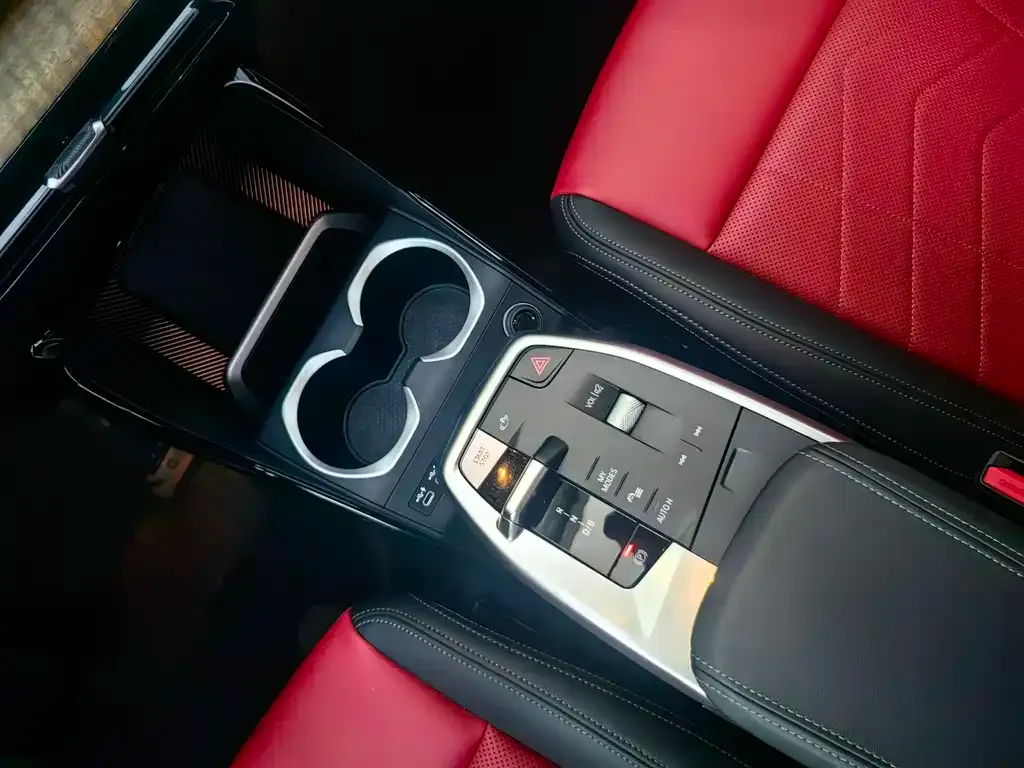 BMW iX1 — фото 10