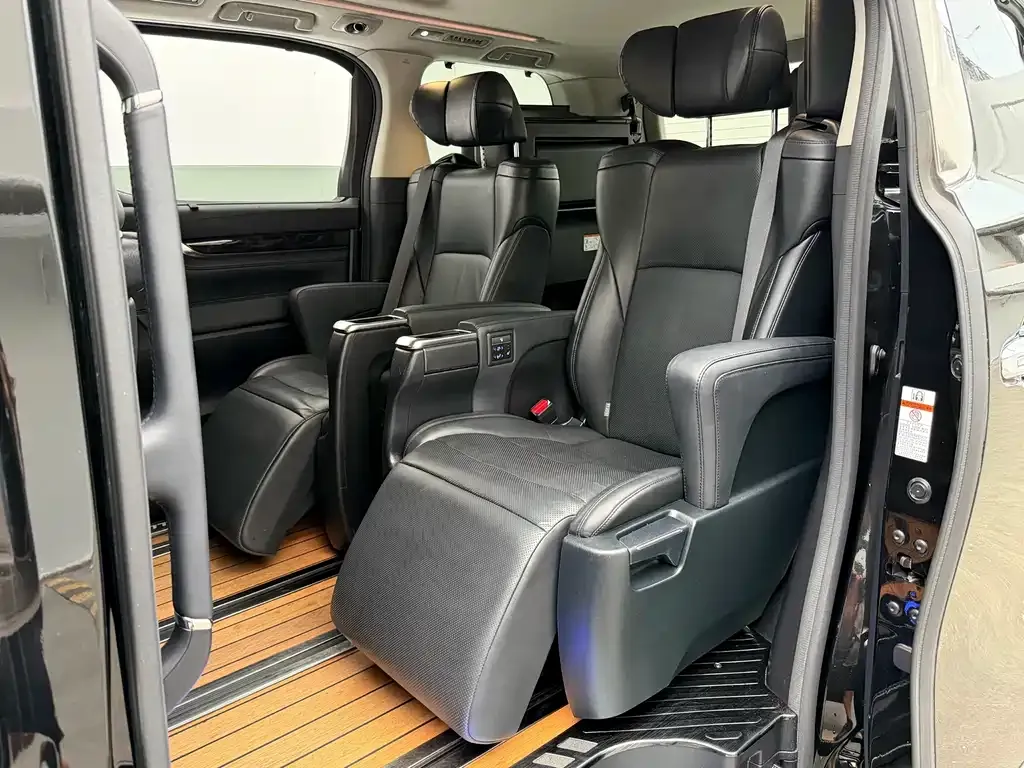 Toyota Vellfire — фото 8