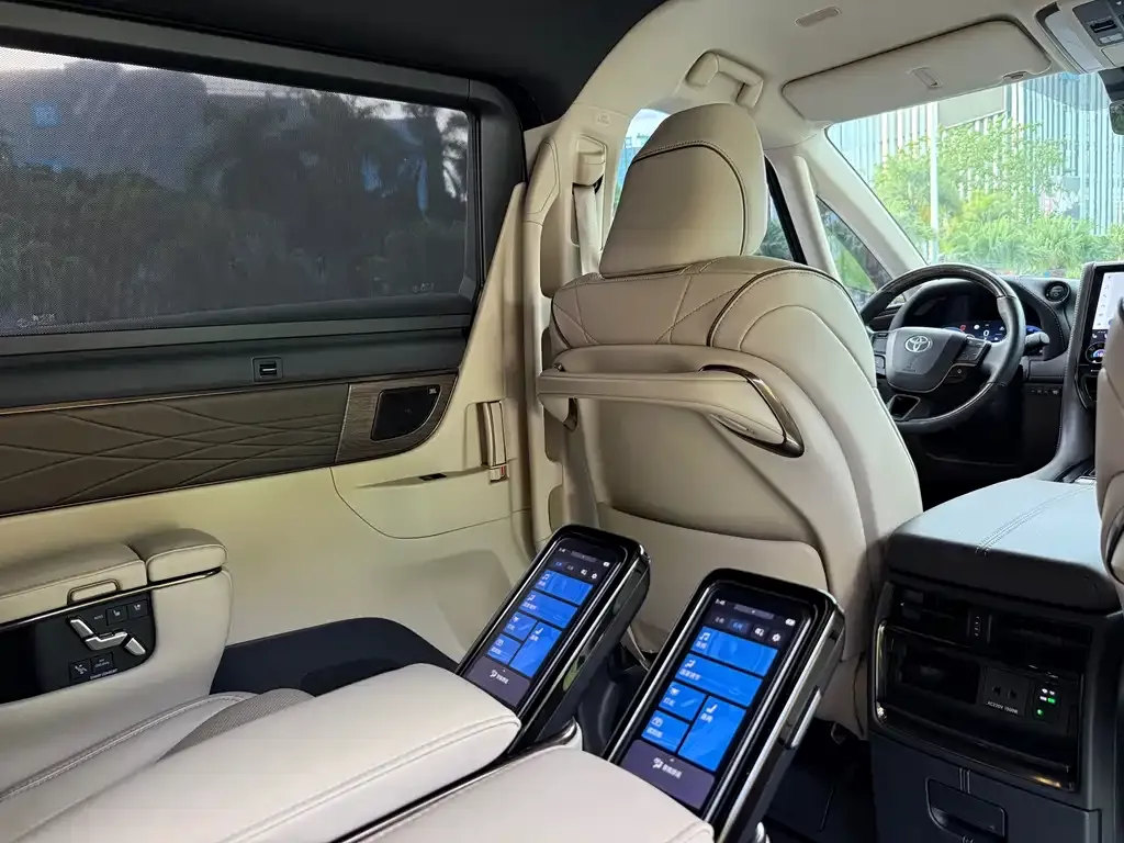 Toyota Alphard — фото 10