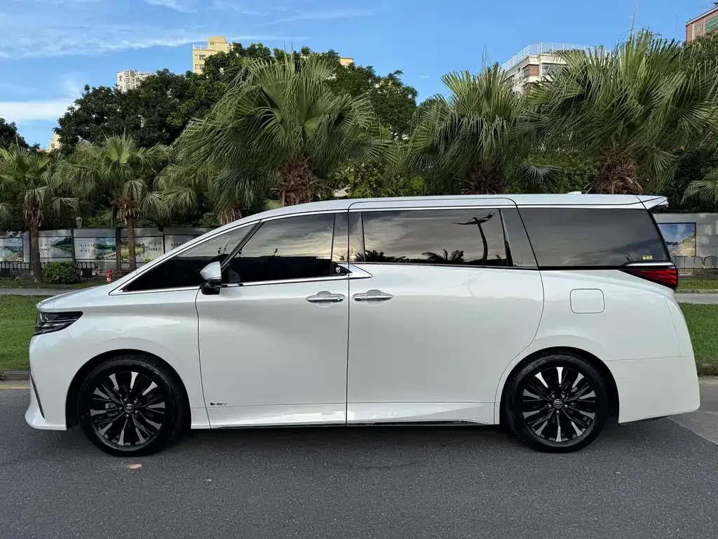 Toyota Alphard — фото 2