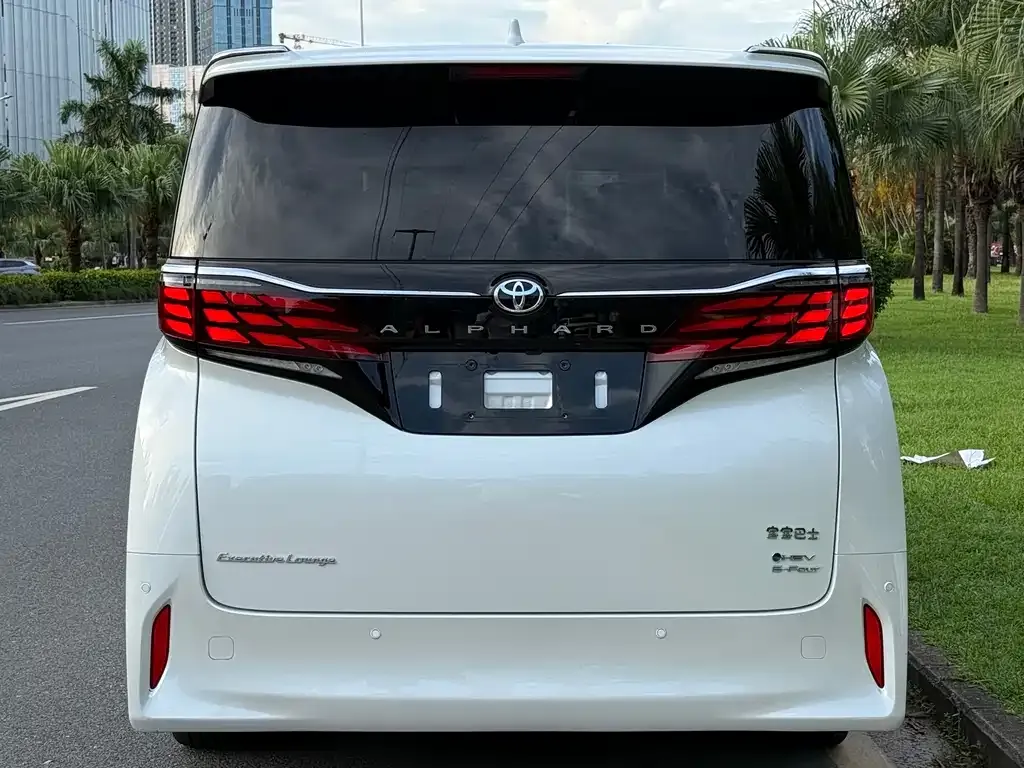 Toyota Alphard — фото 4