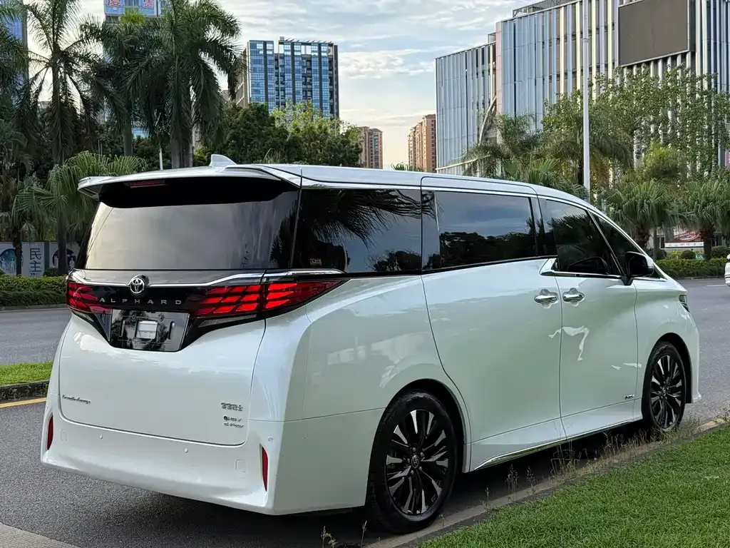 Toyota Alphard — фото 5