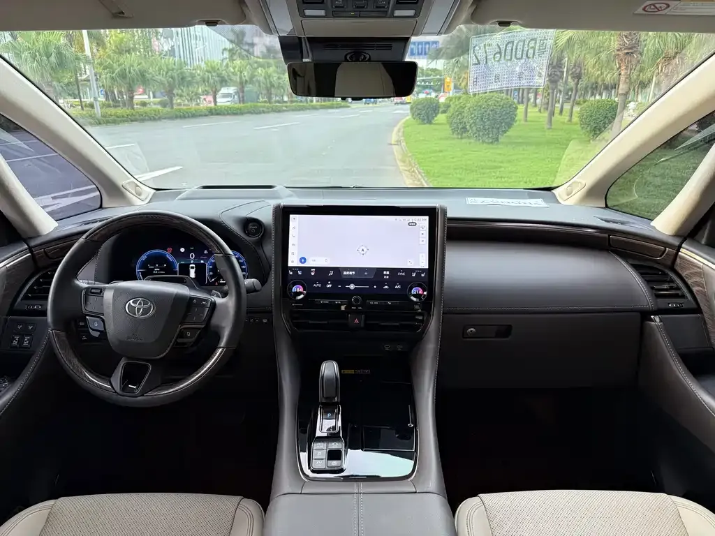 Toyota Alphard — фото 7