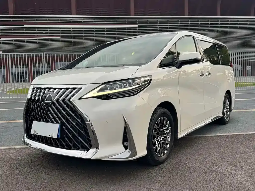 Lexus LM — фото 1