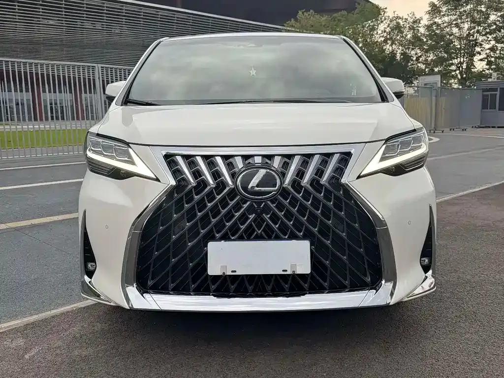 Lexus LM — фото 2