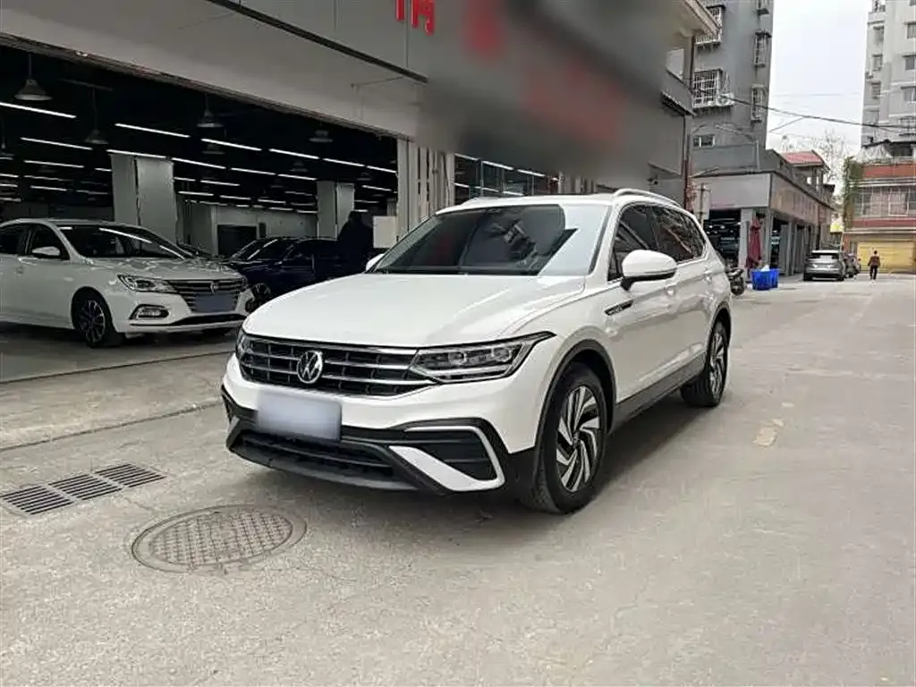 Volkswagen Tiguan L — фото 1
