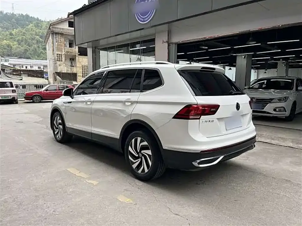 Volkswagen Tiguan L — фото 10