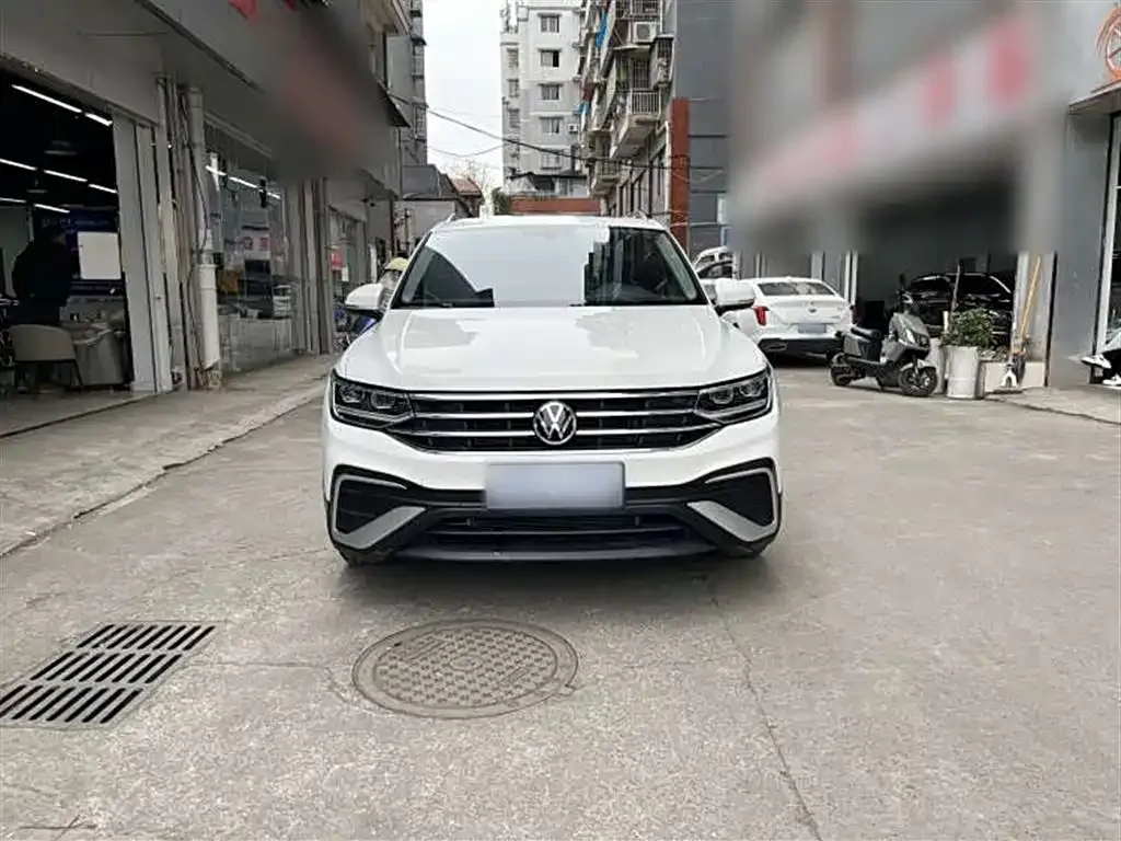 Volkswagen Tiguan L — фото 8